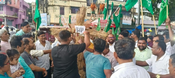 पुतला दहन करते झामुमों कार्यकर्त्ता