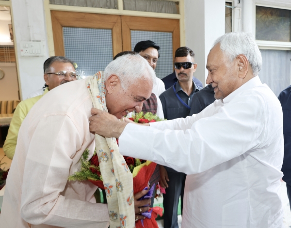 जदयू सांसद देवेश चंद्र ठाकुर को उनके जन्मदिन की बधाई देते मुख्यमंत्री नीतीश कुमार