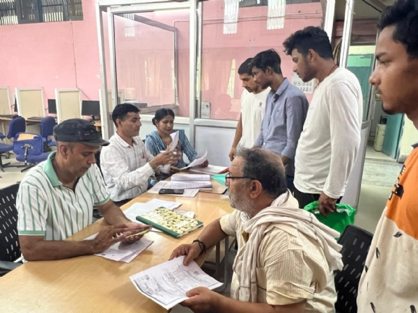 दाखिले के लिए पहुंचे छात्र।