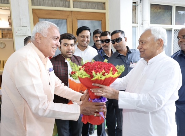 जदयू सांसद देवेश चंद्र ठाकुर को उनके जन्मदिन की बधाई देते मुख्यमंत्री नीतीश कुमार