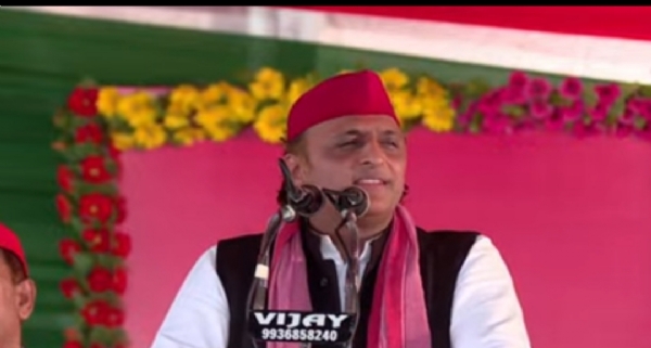 जनसभा को संबोधित करते अखिलेश यादव