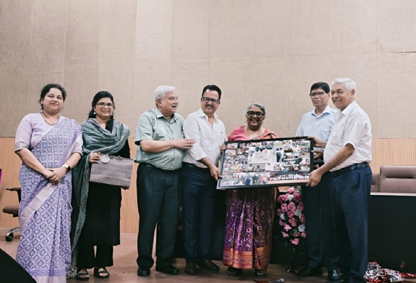 मोतीलाल नेहरू मेडिकल कॉलेज की पूर्व प्राचार्य डॉ.वत्सला मिश्रा के विदाई समारोह का छाया चित्र