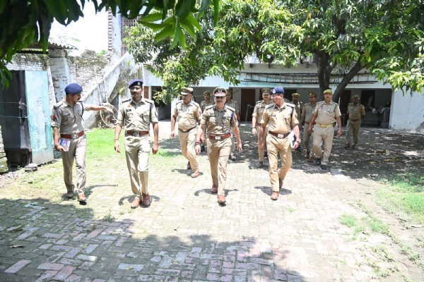 पुलिस कमिश्नर  घटनास्थल का निरीक्षण करते हुए