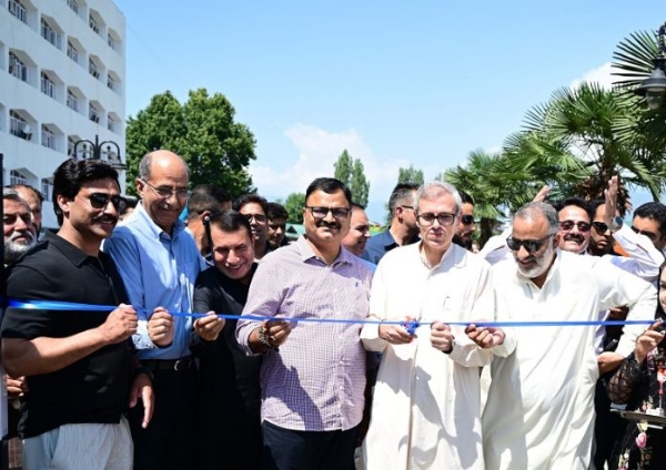 कश्मीर में पेयजल आपूर्ति को मजबूत करने के लिए मुख्यमंत्री ने पानी के टैंकरों के बेड़े को हरी झंडी दिखाई
