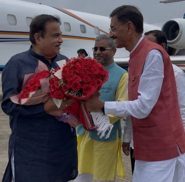 एयरपोर्ट पर स्वागत करते