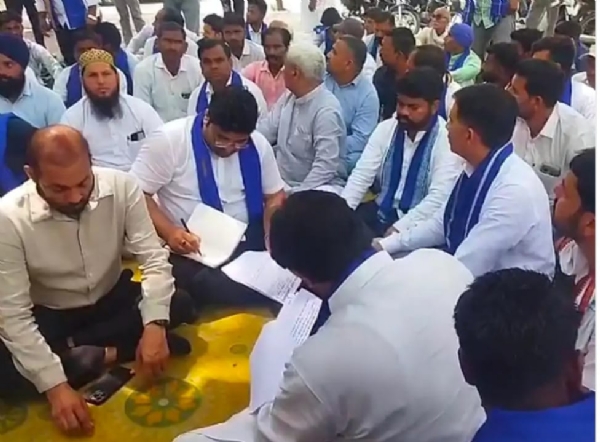 धरना देते हुए आजाद समाज पार्टी के कार्यकर्ता
