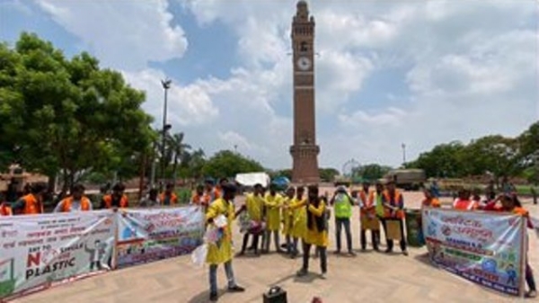 घंटाघर के सामने नुक्कड़ नाटक करते छात्र छात्राएं (वीडियो से ली गयी फोटो)