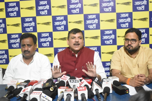 पत्रकारों से संबोधित करते सांसद संजय सिंह एवं अन्य।