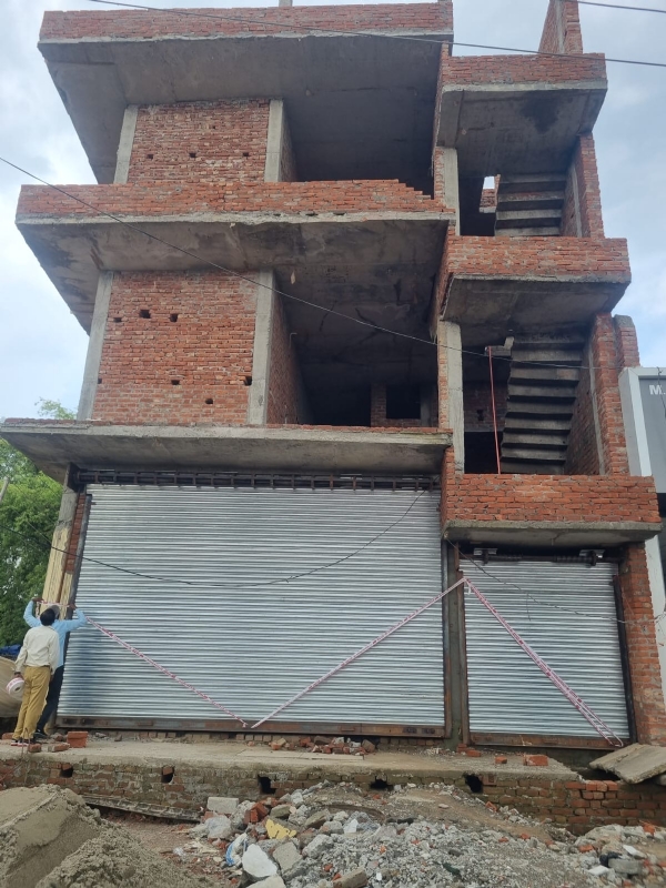 बिना अनुमति बनाए जा रहे निर्माण को सील करती बीडीए की प्रवर्तन टीम