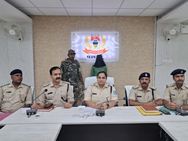 गिरफ्तार आरोपी एवं जानकारी देती एसपी रीष्मा रमेशन