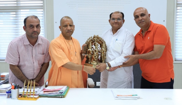लखनऊ में मुख्यमंत्री योगी आदित्यनाथ भगवान जी की प्रतिमा देते भाजपा मुरादाबाद के जिला अध्यक्ष आकाश पाल व अन्य।