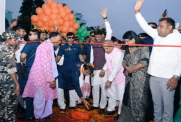 एलिवेटेड कॉरिडोर का उद्घाटन करते हुए केंद्रीय मंत्री नितिन गडकरी सहित अन्य