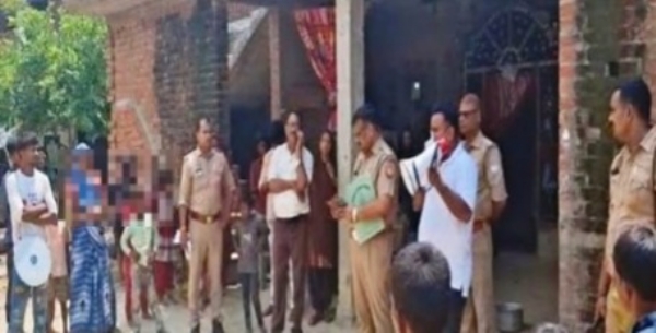 गौ तस्कर के घर मुनादी करवाते हुए पुलिस और एसडीएम