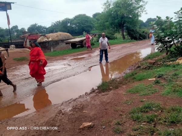 ग्राम पंचायत भटगांव में सड़क की हालत इस तरह हो गई है।