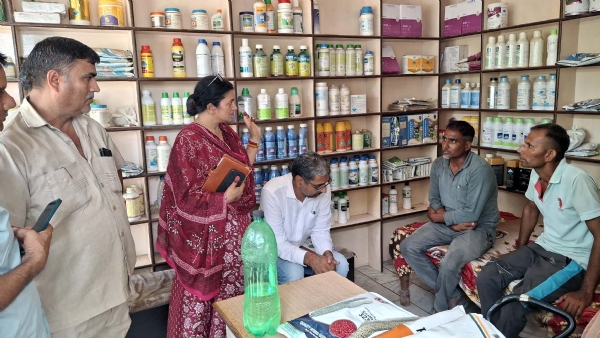 दवाइयों की दुकान में जांच करते सीएम फ्लाइंग टीम।
