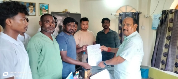 शिक्षक पर कार्रवाई का मांग करते छात्र समन्वय समिति)