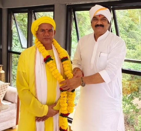 खाद्य मंत्री ने रावतपुरा सरकार से लिया आशीर्वाद