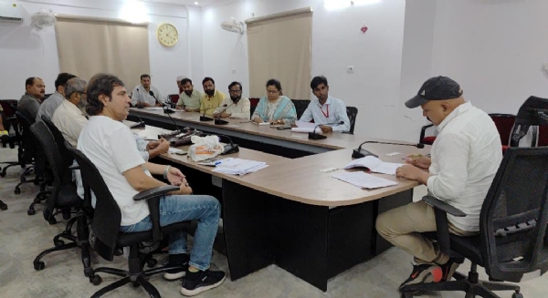 बैठक में शामिल अधिकारी