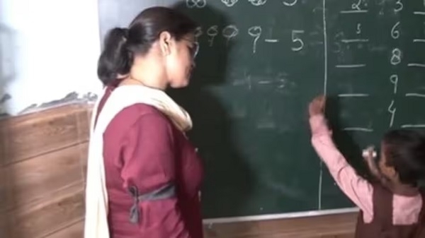 देवास : शिक्षकों की ई अटेंडेंस पर रोक लगाने की मांग
