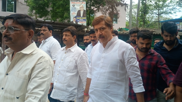 धनंजय सिंह कोर्ट से निकलते हुए