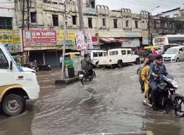 भोपाल में बुधवार को तेज बारिश से सड़कों पर भरा पानी
