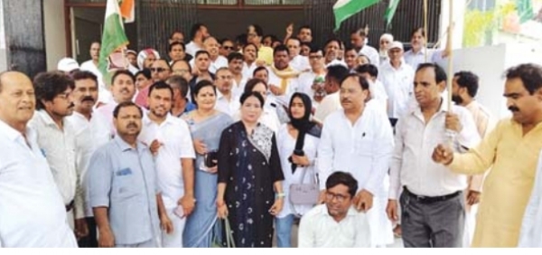 प्रदर्शन करते कांग्रेसी