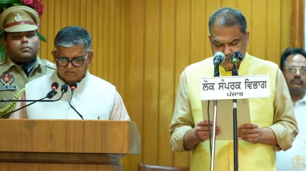 पंजाब के राज्यपाल संजीव अरोड़ा को मंत्री पद की शपथ दिलाते हुए