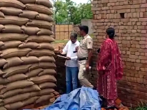 गेहूं के अवैध भंडारण पर कार्रवाई करते सीएम फ्लाइंग टीम।