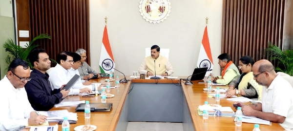 समीक्षा करते हुए मुख्यमंत्री डॉ. मोहन यादव