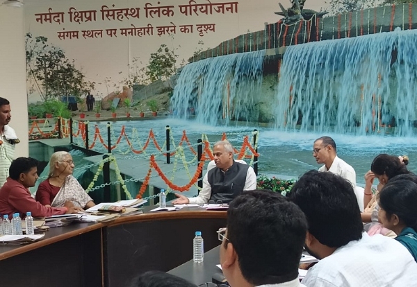 सरदार सरोवर परियोजना के विस्थापितों की मांगों को लेकर अधिकारियों से चर्चा