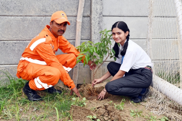 वृक्षारोपण करते सनबीम के बच्चे