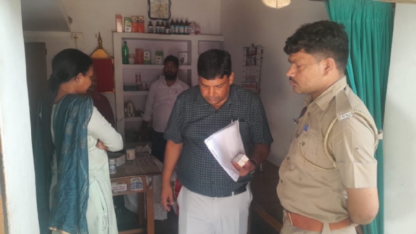 बिना लाइसेंस चल रहे मेडिकल स्टोर पर छापेमारी करती औषधि विभाग और पुलिस की संयुक्त टीम