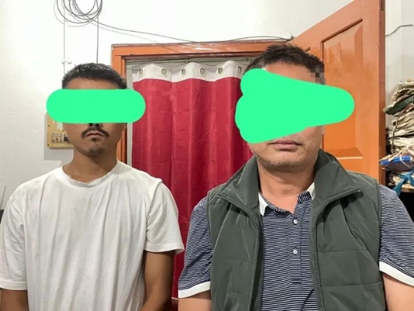 मणिपुर में बरामद मादक पदार्थों के साथ तस्करों की तस्वीर।