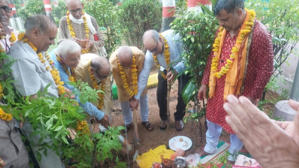 भूमि पूजन करते लोकतंत्र सेनानी