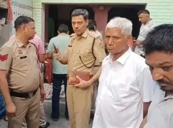 मौके पर पहुंच जांच में जुटी पुलिस की टीम की टीम के साथ डीएसपी सुरेश सैनी