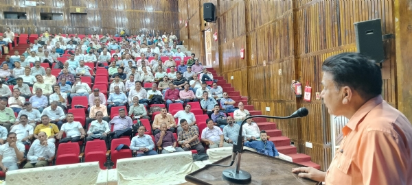 नोडल अधिकारी दीपक रावत अधिकारियों को चुनाव  प्रक्रिया को लेकर जानकारी देते हुए