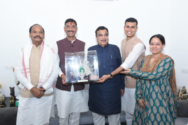 सेठ के परिवार के साथ गडकरी