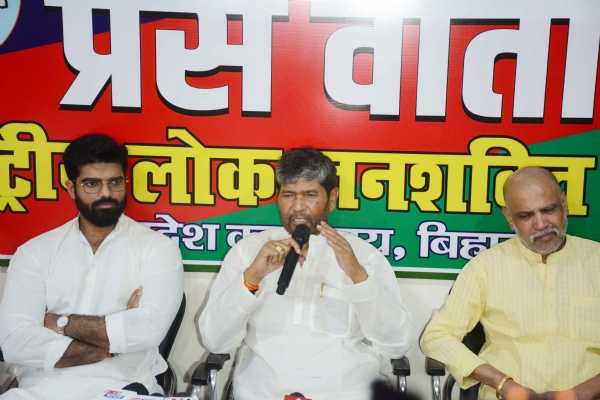 राष्ट्रीय लोक जनशक्ति पार्टी अध्यक्ष पशुपति कुमार पारस संवदाता समेलन को सम्बोधित करते