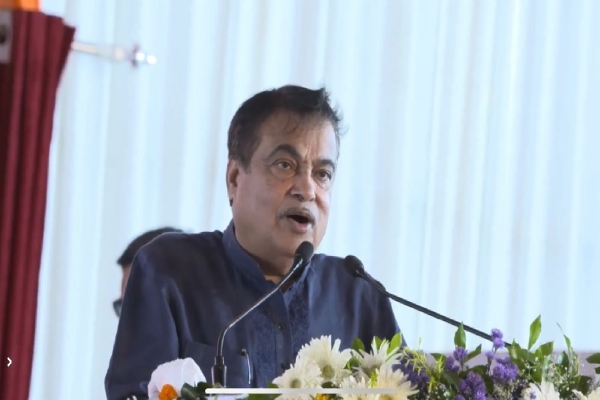 संबोधित करते केंद्रीय मंत्री नितिन गड़करी