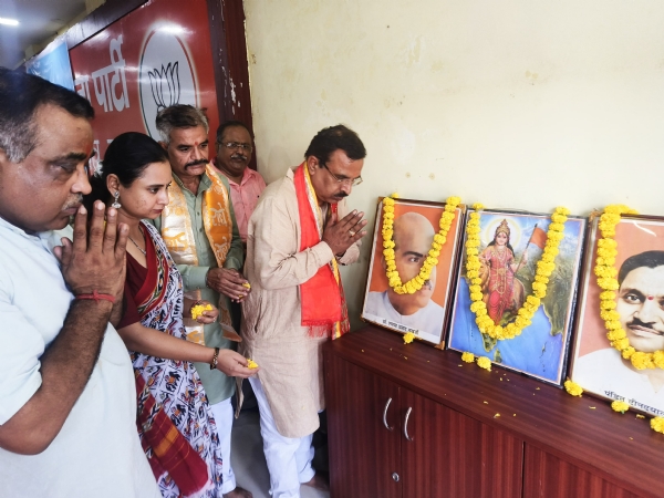 अंतर्राष्ट्रीय प्लास्टिक दिवस पर पूर्वजो पुष्प समर्पित करते प्रकाश pal