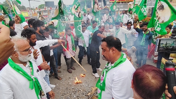 पुतला दहन कार्यक्रम में मोर्चा के नेता पदाधिकारी