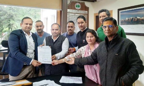 केएमवीएन के एमडी को ज्ञापन सोंपते भाजपा कार्यकर्ता।