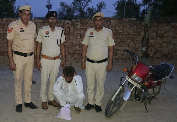पकड़ा गया आरोपी पुलिस हिरासत में।