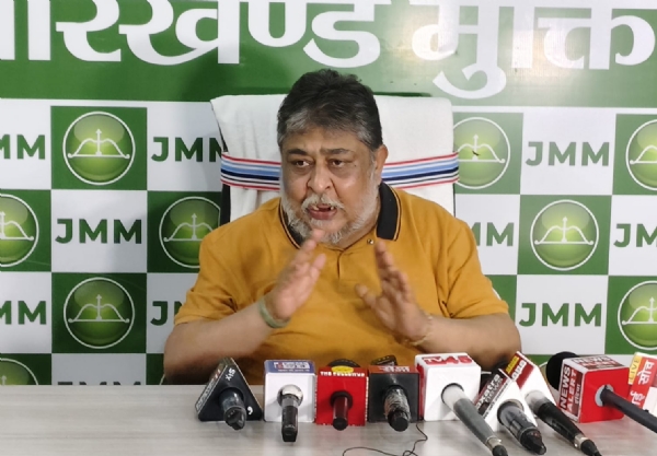 प्रेसवार्ता में सुप्र‍ियो भट्टाचार्य