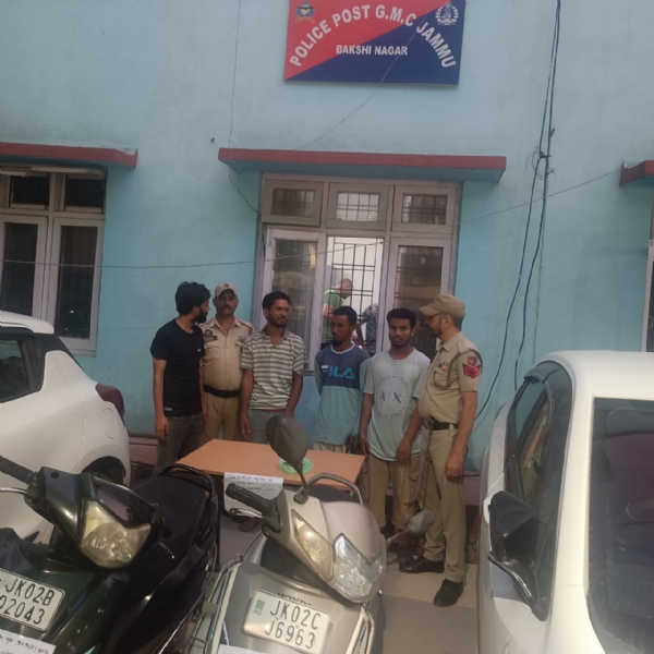 बख्शी नगर पुलिस ने चार आरोपियाें काे किया गिरफ्तार ,दो चोरी की स्कूटियां और नकदी बरामद