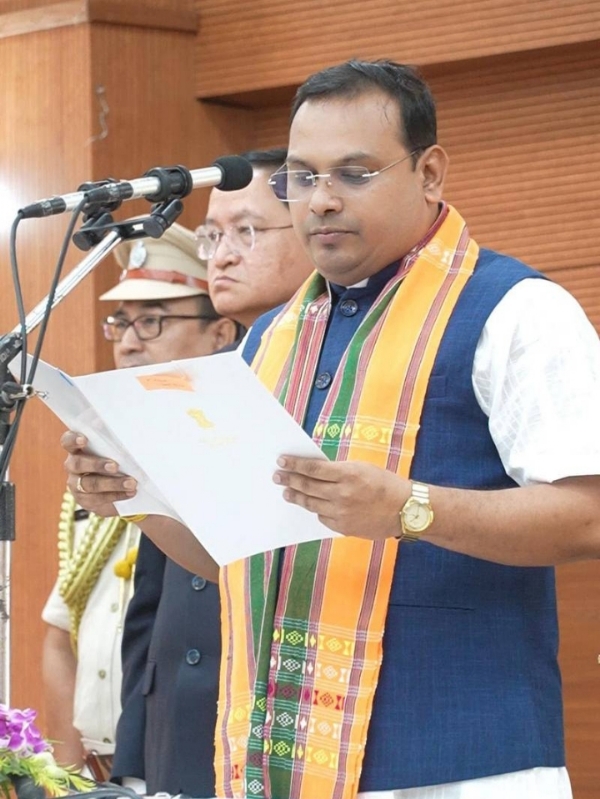 भाजपा विधायक किशोर बर्मन त्रिपुरा के कैबिनेट मंत्री के रूप में गुरुवार को अगरतला में शपथ लेते हुए।