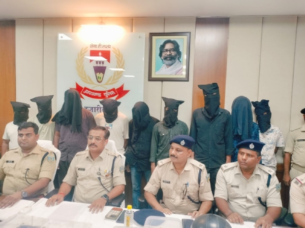 गिरफ्तार आरोपी की जानकारी देते एसपी व अन्य।