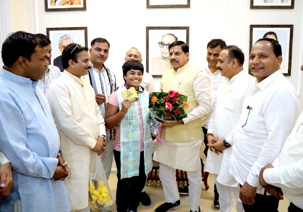 अंतरराष्ट्रीय कुश्ती खिलाड़ी प्रियांशी को दी शाबाशी