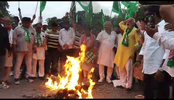 झामुमो का भाजपा का पूतला दहन