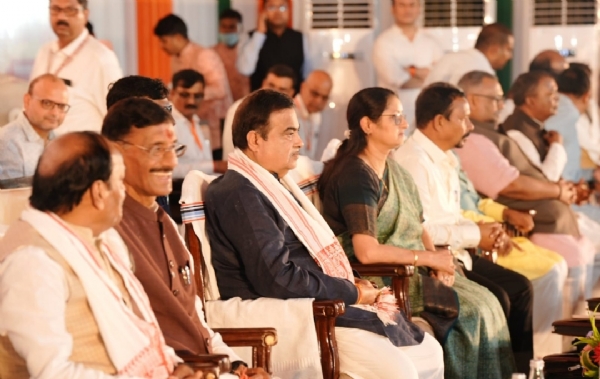 मंच पर मौजूद केंद्रीय मंत्री सहित अन्य नेता